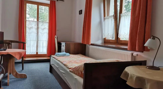 Penzion Pod Zámkem, Zruč nad Sázavou, Rezerwuj Hotel Hotele w Central Bohemia z parkingiem, Parking