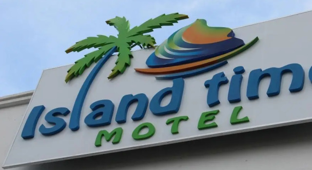Кровать в общем номере Island Time Motel