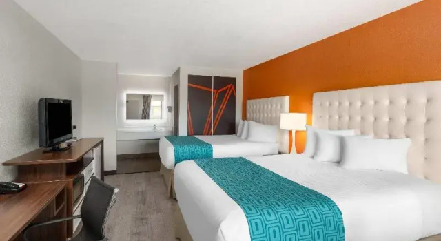 Четырёхместный номер Standard Howard Johnson by Wyndham Modesto Ceres