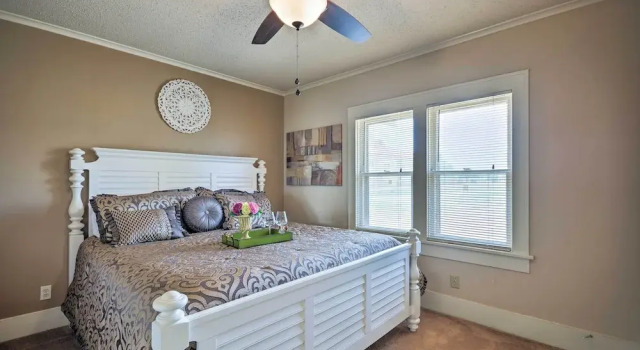 Коттедж Inviting Lubbock Home > 1 Mi to Downtown