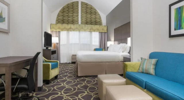 Люкс Deluxe Holiday Inn Express Hotel & Suites Ames by IHG