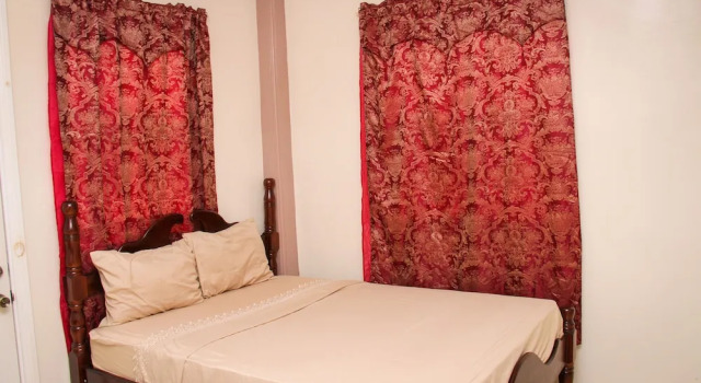 Iso's Bed & Breakfast, Book Hotel Hotels in Portsmouth with Parking, Parking