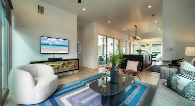 Коттедж Sleeps 20 2 Modern Homes w/ Private Pool, Deck+patio 3-min Walk to the Beach