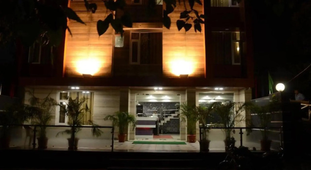 Satyam Hotel, Забронировать Отель Джамму Джамму и Кашмир, рядом с Железнодорожный вокзал Джамму-Тави