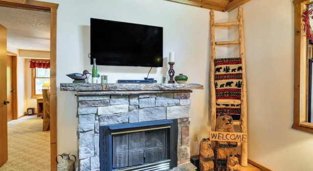 3 Mi to Table Rock Lake: Cabin w/ Fire Pit!, Забронировать Дом для отпуска Виллы Table Rock Lake, Вилла