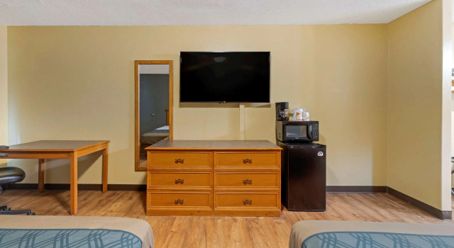 Четырёхместный номер Standard Econo Lodge Pryor