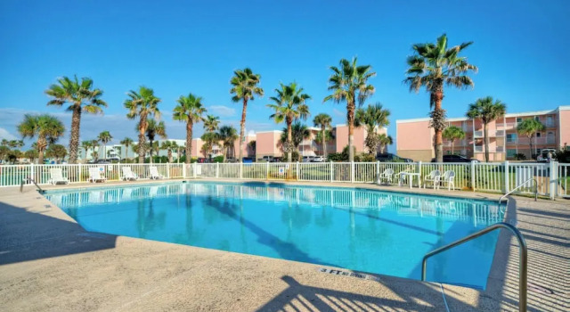 Sleeps 18 2 Beachfront Condos, Pool, Pickleball Courts Island Retreat