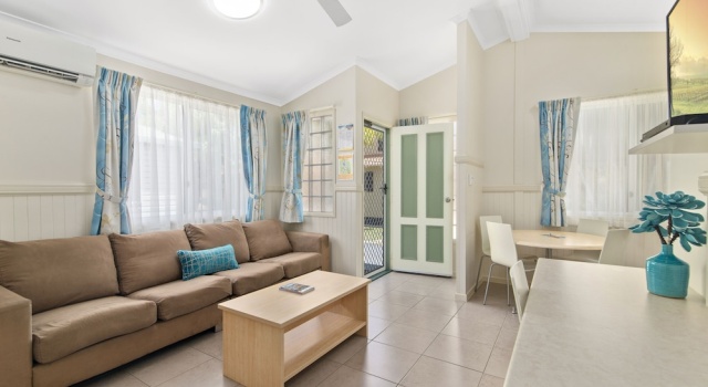 Коттедж Premium Ashmore Palms Holiday Village