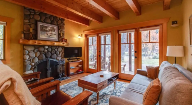 Metolius Cabin 1, Book Hotel Hoteller i Camp Sherman med parkering, Parkering