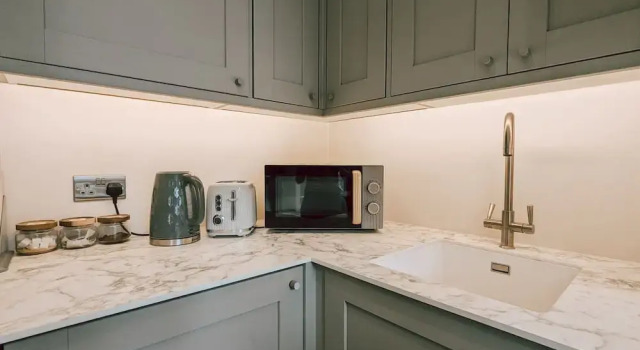 The Modern and Bright Warwick Way Apartment