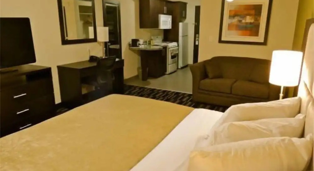 Stoughton Western Star Inn & Suites