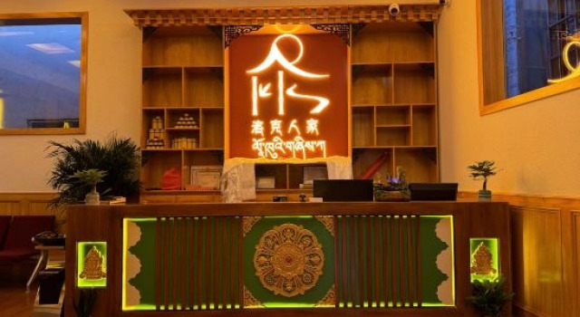 Luoke Renjia · ins Designer's Light Luxury Vacation Homestay (Dukezong Ancient City Branch), Buchen Sie Hotel Hotels in Yunnan mit Parkplatz, Parkplätze