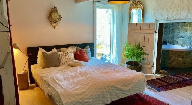 Romantic Spa Villa With Fireplace by the Lake, Rezerwuj Ośrodek wypoczynkowy Hotele w Svealand z parkingiem, Parking