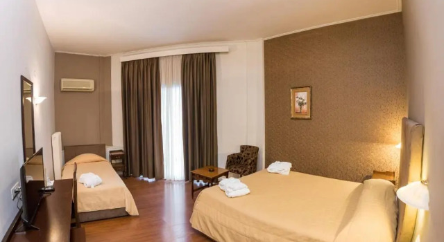 Трёхместный номер Standard Achillion Hotel