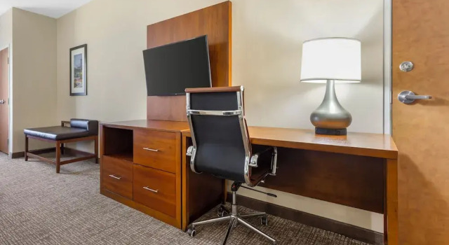 Четырёхместный люкс c 1 комнатой Comfort Suites Greensboro-High Point