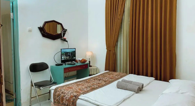 Griya Cemara Homestay, Book Hotel Hoteller i Adi Sutjipto med parkering, Parkering