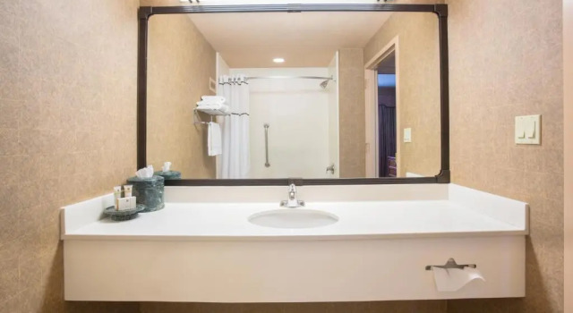 Номер Standard Hotel Topeka at City Center
