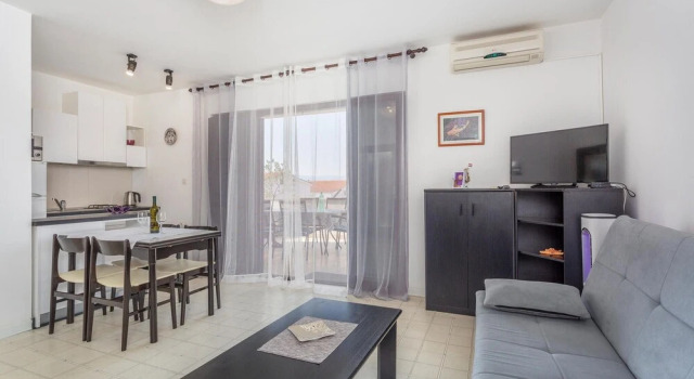 Stunning Home in Malinska With Wifi and 1 Bedrooms, Prenota Hotel Hotel a Isole Quarnerine con parcheggio, Parcheggio