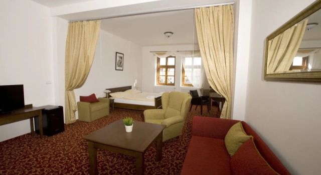Hotel U Zlatého kohouta, Забронировать Отель Отели Haná 4 звезды, 4*