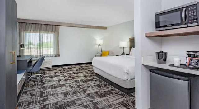 Двухместный люкс LaQuinta Suites by Wyndham South Bend Notre Dame Area