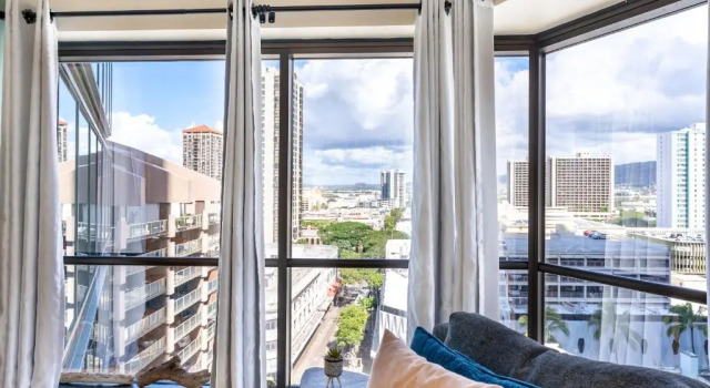 Апартаменты Spacious Downtown Executive Retreat Free Parking