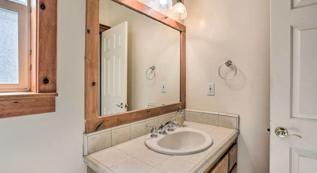 Коттедж с 5 комнатами Spacious Lake Arrowhead Home w/ Putting Green