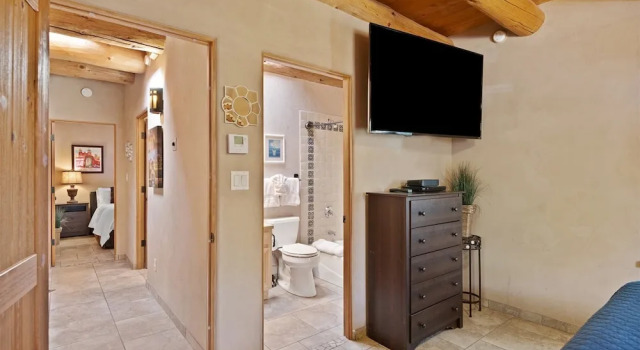 Номер Standard Kiva - Stunning & Lovely With Kiva Fireplace, Walk to the Plaza and the Railyard