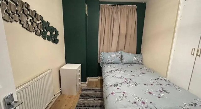 Charming Three Bedroom 5 Double Bed Apt in London, Book Hotel Hoteller i Tottenham med parkering, Parkering