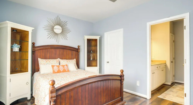 Community Pool & Private Balcony: Chic Lewes Gem, 예약 아파트 루이스 