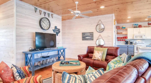 Коттедж Beach Buzz 4 Bedrooms 3 Bathrooms Home