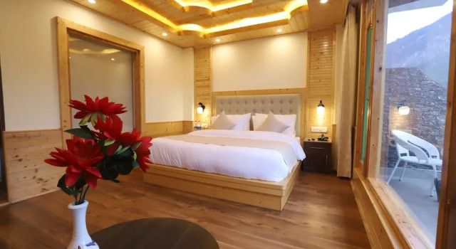 Двухместный номер Premium с балконом и с красивым видом из окна Golden Wood Manali By Rosetum