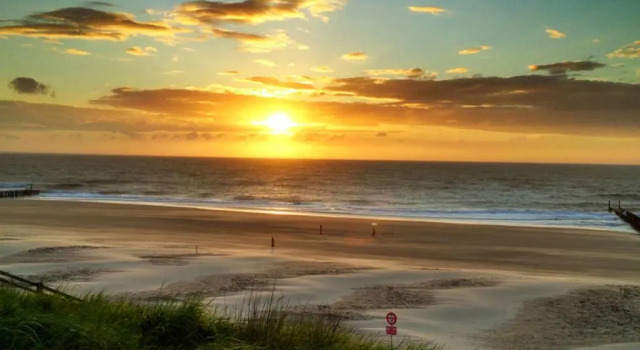 AMAZING BEACH & SUNSETS JUST 75m FROM THE BEACH!