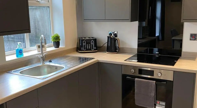 Spacious & Modern 3 Bed House
