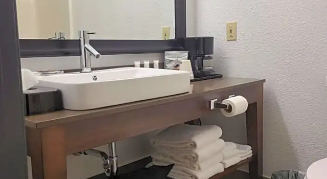 Номер Standard AmericInn by Wyndham, Galesburg, IL