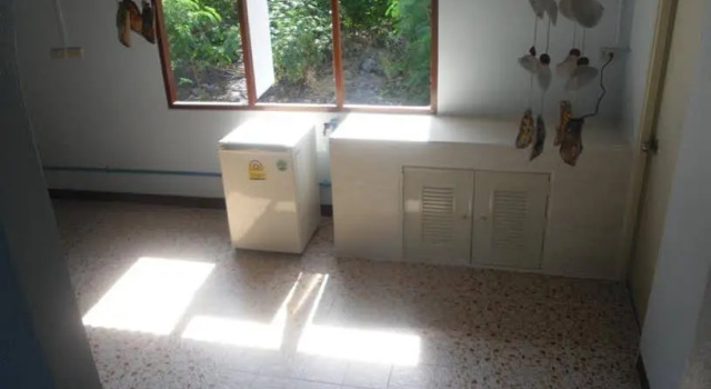 Sichang Sabaidee Holiday House, Забронировать Отель Отели Ко-Сичанг с парковкой, рядом с Больница острова Ко Сичанг, Парковка