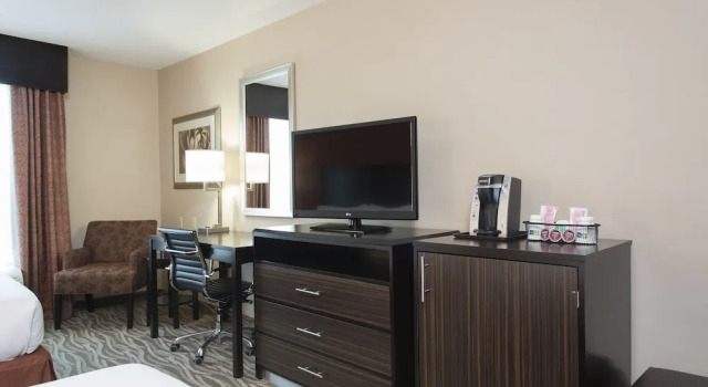 Четырёхместный люкс Holiday Inn Express Hotel & Suites Grand Rapids-North by IHG