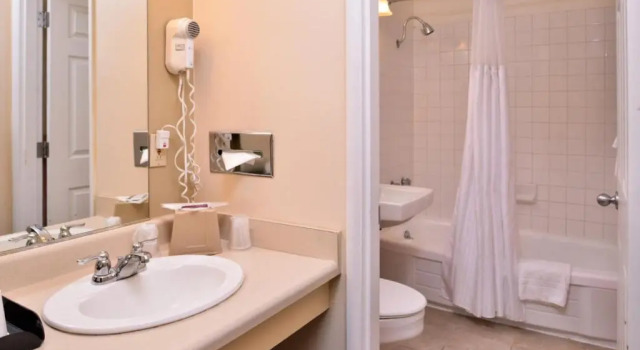 Четырёхместный номер Standard Campus Inn & Suites Eugene Downtown