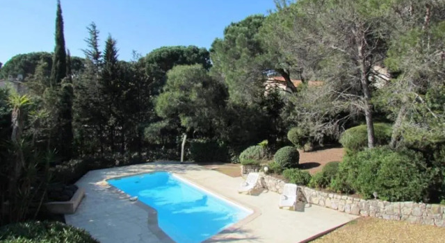 Вилла villa 8 pers, climatisée, piscine chauffée, un havre de paix sous les pins parasols