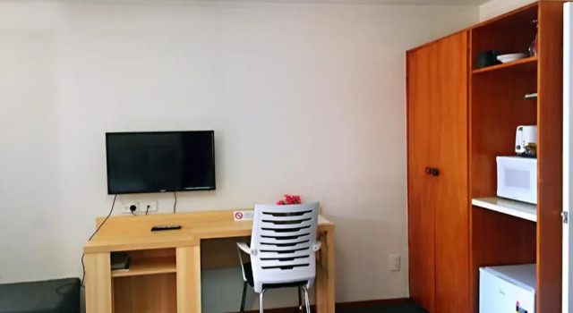 Студия с балконом и с красивым видом из окна Grosvenor Motor Inn