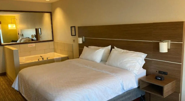 Люкс Holiday Inn Express Hotel & Suites Portland by IHG
