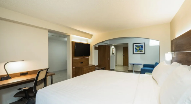Люкс c 1 комнатой Holiday Inn Express Hotel & Suites Louisville East by IHG