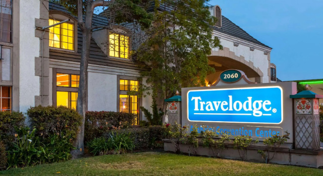 Кровать в общем номере Ramada by Wyndham Anaheim Convention Center