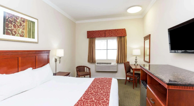 Двухместный номер Deluxe с балконом Days Inn by Wyndham Santa Monica