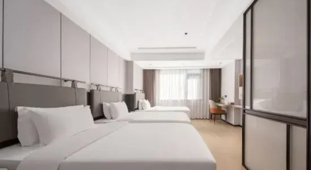 Трёхместный номер Standard Lingshang Hotel