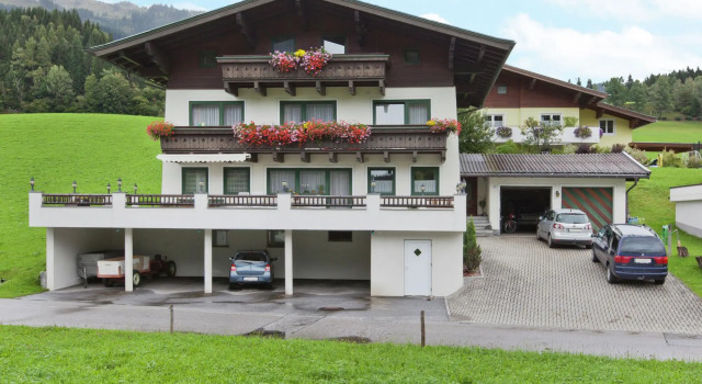 Beautiful Apartment With Large, Sunny Balcony, Rezerwuj Apartament Hotele w Salzburg z parkingiem, Parking
