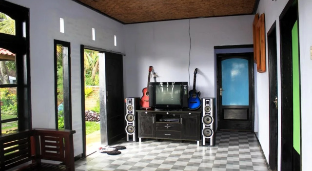 Randu Agung Maulida's Guest House, Book Guesthouse Hotels in Licin with Parking, Parking