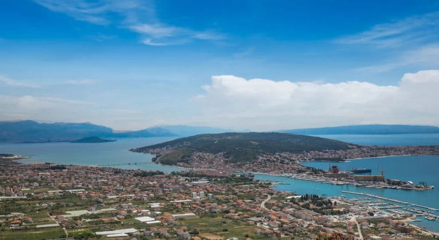 Sea-view Apartment in Mastrinka - Trogir With Balcony