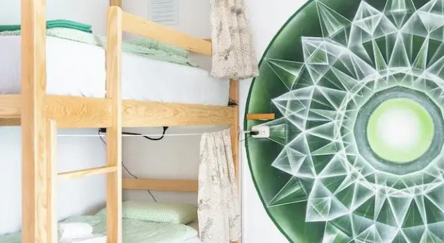 Кровать в общем номере с балконом и с видом на внутренний двор Surf Yoga Ericeira Guest House