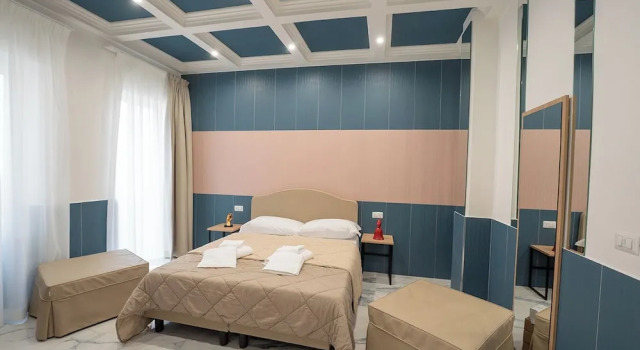 Четырёхместный номер Deluxe с балконом и с видом на внутренний двор Medina H. Napoli Centro, by ClaPa Group