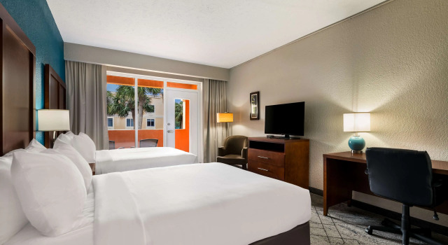Четырёхместный номер Standard с балконом SureStay Plus Hotel by Best Western The Villages